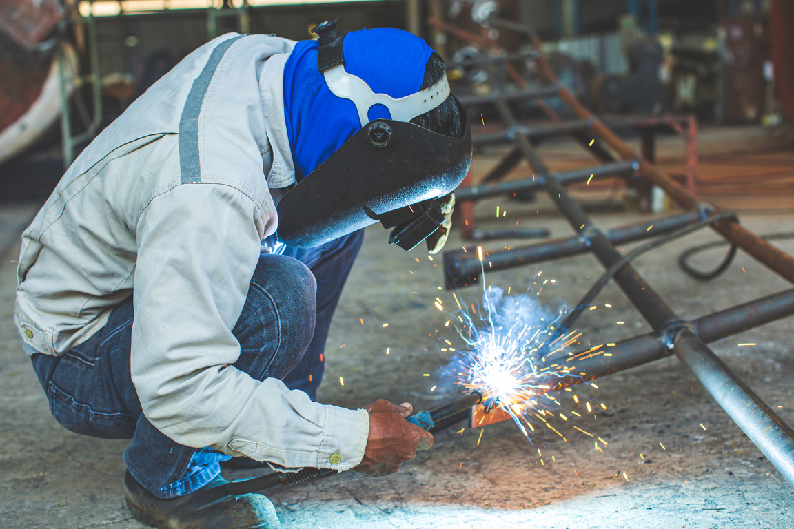 Welding male worker metal is part in machinery nozzle pipeline c